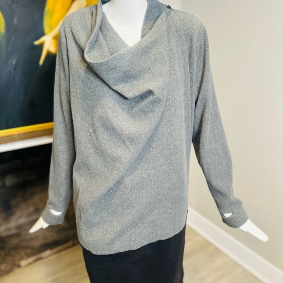 Soft and Cozy. Black and gray duster , extremely soft material, fine flannel. - Picture 9 of 9